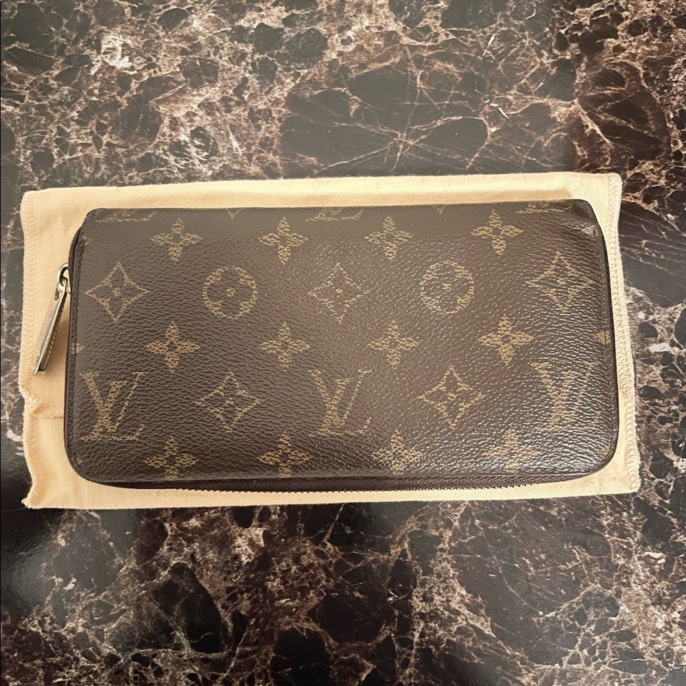 Authentic Louis Vuitton monogram zipper long wallet.
